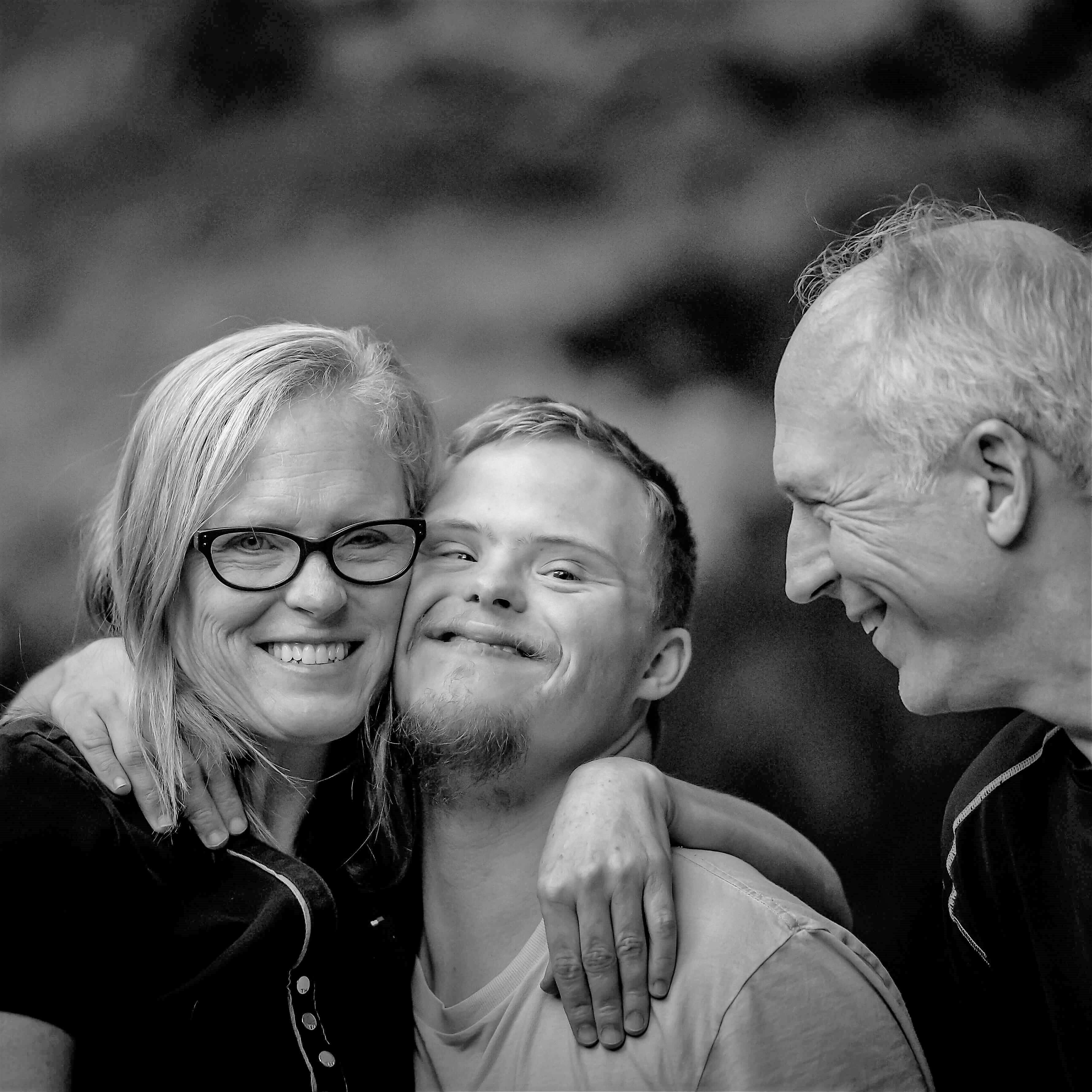 drei Menschen, Frau und Sohn umarmen sich