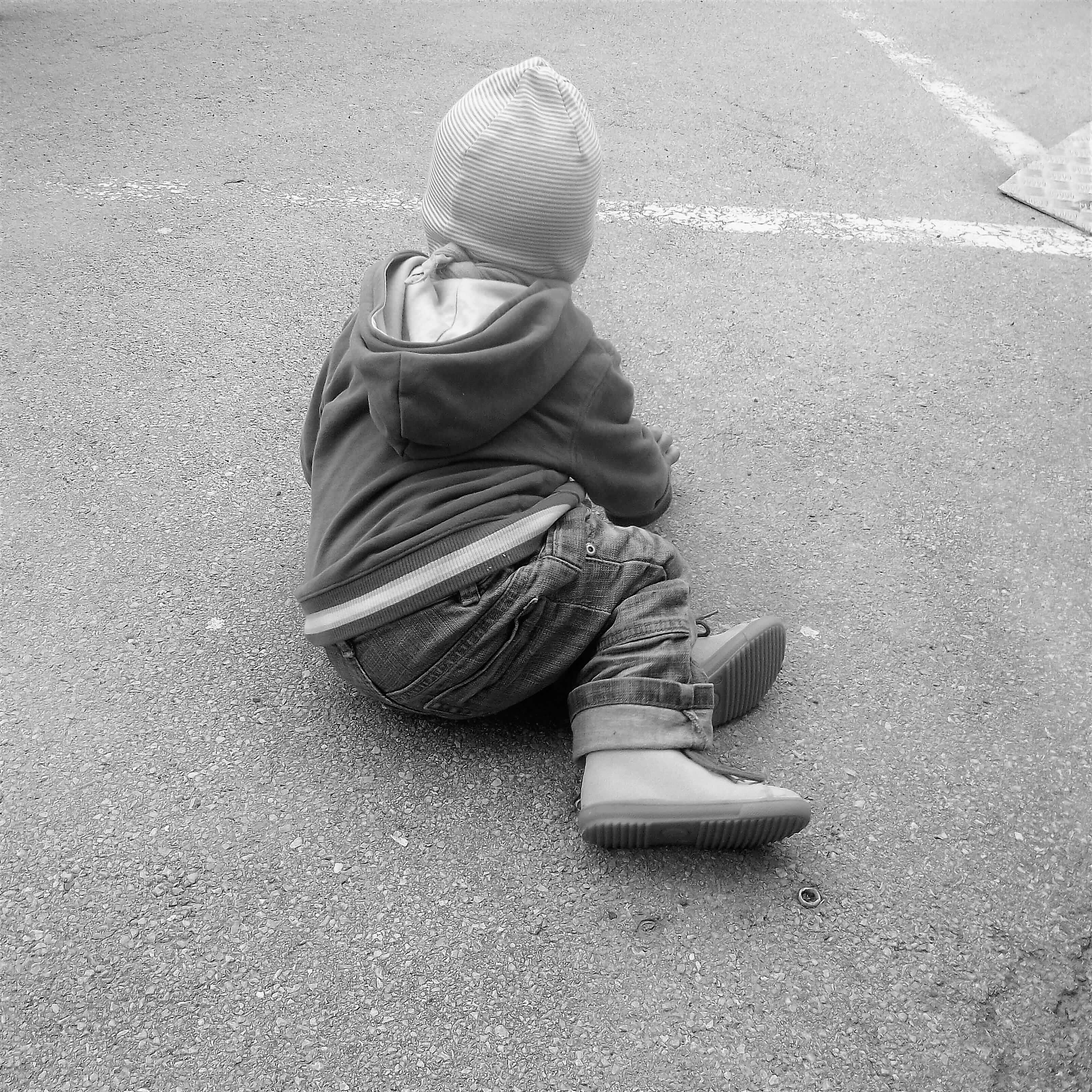 Kind krabbelnd von hinten