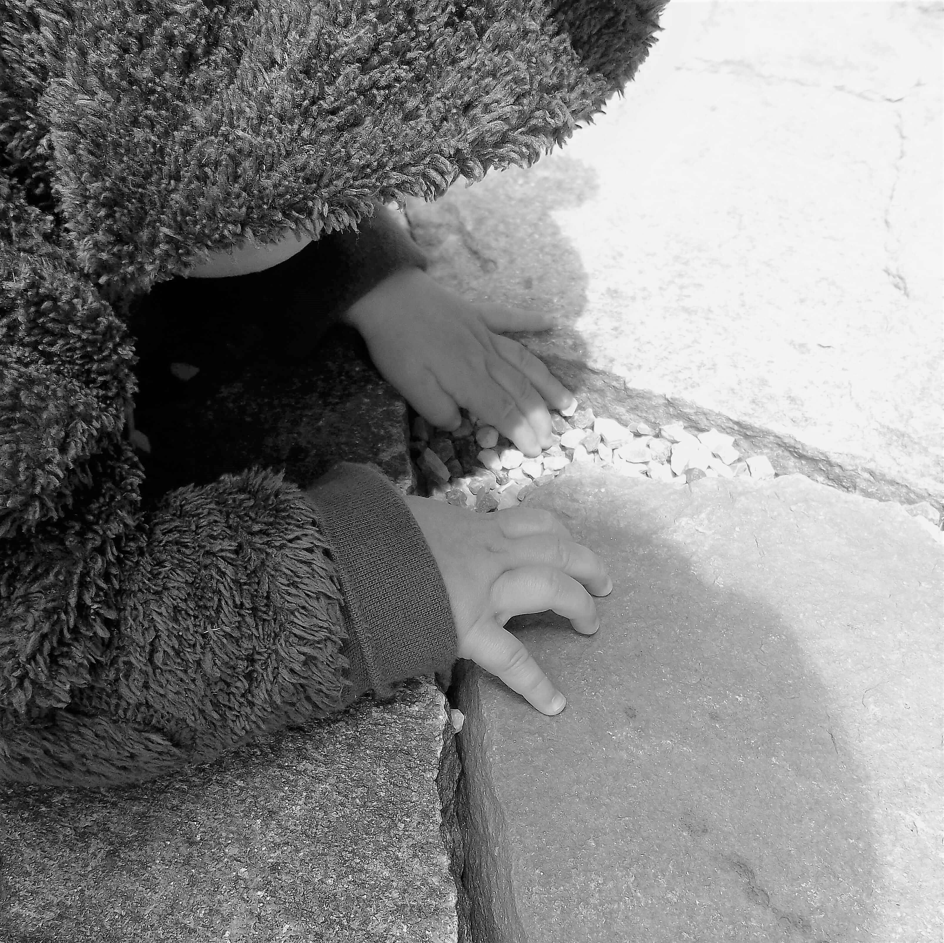 Hände eines krabbelnden Kindes